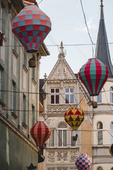 Uliczka w Pszczynie, Śląsk, ozdobiona balonami, zabytkowa architektura. © Elżbieta Kaps