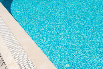 Obraz premium A swimming pool among green trees