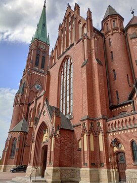 Fototapeta majestatyczny wysoki budynek kościoła z czerwonej cegły