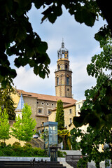 Iglesia de Manlleu en Cataluña desde la plaza de Manlleu en Osona, Barcelona