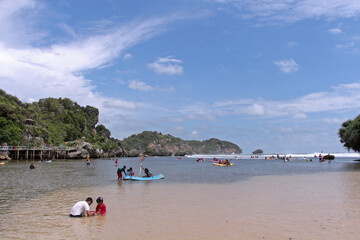 Obraz premium Playing on the beach during summer vacation