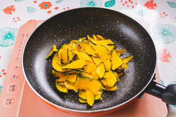 カボチャのスライスにチーズを挟んで焼く