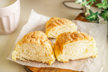 カットしたメロンクロワッサン