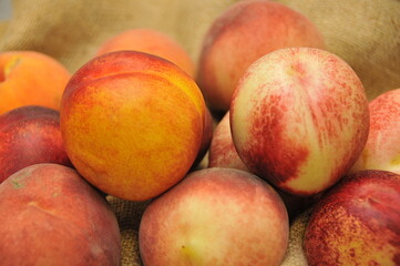 Pêches et nectarines sur toile de jute
