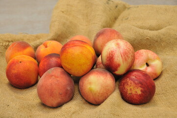 Pêches et nectarines sur toile de jute