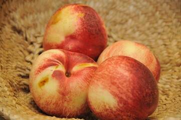 Pêches et nectarines sur toile de jute