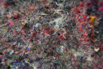 Manta de mudanza de fieltro gris e hilos de colores