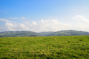 Montes detrás de valle en Asturias