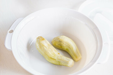 皮を剥いでレンチンした茄子