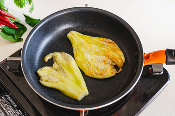 ガスコンロで焼く広げた茄子