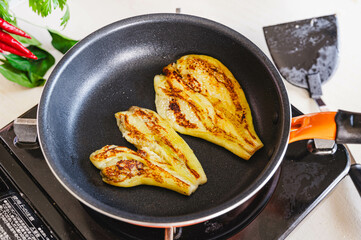 ガスコンロで焼く広げた茄子