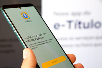 Aplicativo E titulo para eleições com fundo desfocado.