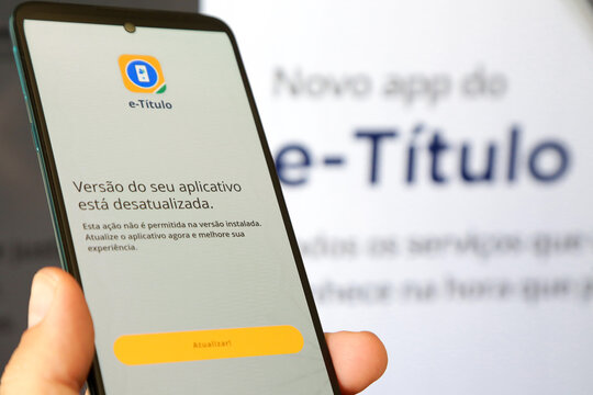 Aplicativo E titulo para elei&ccedil;&otilde;es com fundo desfocado.