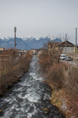 Río Grande Eau con los Alpes de fondo en Aigle, Suiza