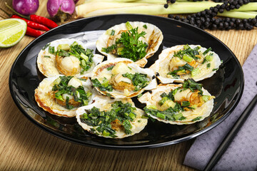 Grilled scallops with green onion