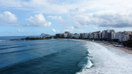 Fototapeta premium ondas e visão aérea da praia de copacabana, rio de janeiro