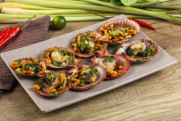 Baked scallops with scalion oil