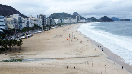 Drone sobre Copacabana, Rio de Janeiro, mostrando praia, calçadão, mar e prédios, capturando a...
