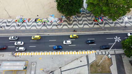 Visão aérea do tráfego de veículos na Avenida Atlântica, próximo à praia de Copacabana, no...