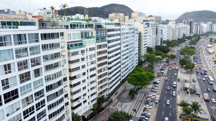 Vista aérea da orla da Praia de Copacabana, no Rio de Janeiro, destacando o mar, a areia e os...