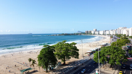 Praia paradisíaca no Rio de Janeiro com águas cristalinas, céu azul e ambiente perfeito para...