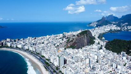 Foto aérea das praias de Ipanema e Copacabana, Rio de Janeiro, capturando a beleza das praias...