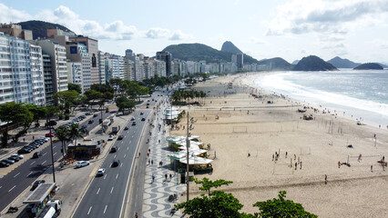 Vista aérea deslumbrante da praia de Copacabana, no Rio de Janeiro, com suas famosas ondas, areia...