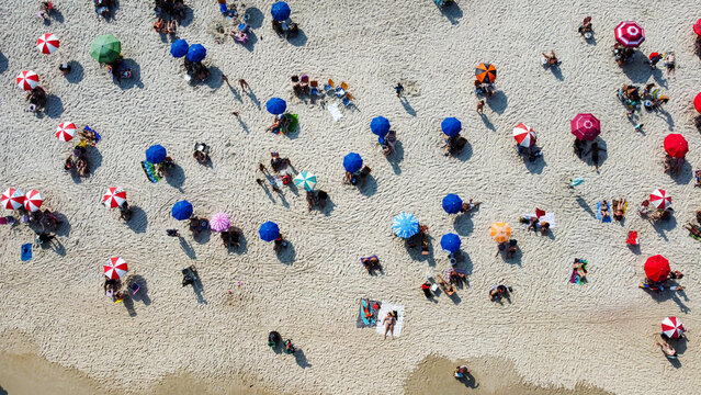 VIs&atilde;o a&eacute;rea de turistas com guarda s&oacute;is na praia de copacabana, rio de janeiro, brasil