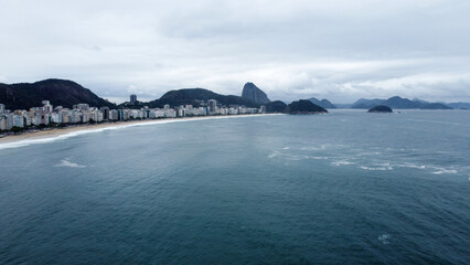 Visão aérea da orla da praia de Copacabana, Rio de Janeiro, em um dia nublado com nuvens. A...