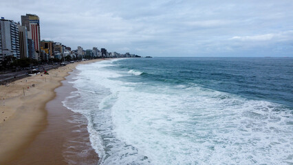 Visão aérea do oceano atlântico na praia de ipanema, rio de janeiro