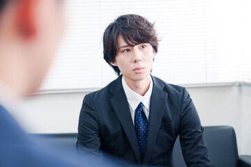 真剣な顔で議論をするビジネスマン