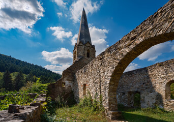 Mächtige Mauern und Torbögen zeugen von der einstigen Bedeutung der mittelalterlichen Burgrkirche...