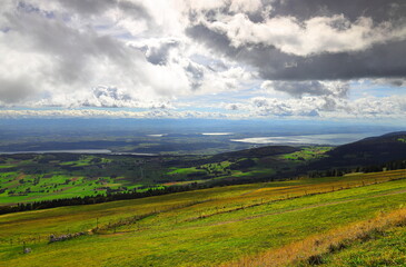 Obraz premium A lake in the middle of a beautiful landscape in Switzerland 