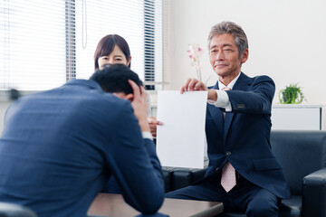 不祥事で処分される男性のビジネスマン