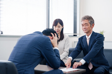 不祥事で処分される男性のビジネスマン