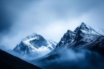 Obraz premium An impressive sunrise in a foggy valley in Sierra Nevada de Santa Marta, Cordillera, Colombia, a scenic view with a cloudy sky and a majestic dawn.