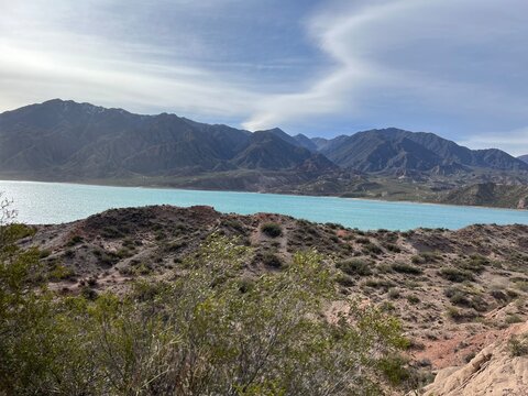 O lago Potrerillos, um dique constru&iacute;do para conter o fluxo do Rio Mendoza, est&aacute;  na Cordilheira dos Andes. Certamente um dos lugares mais lindos que voc&ecirc; poder&aacute; conhecer na Argentina.
