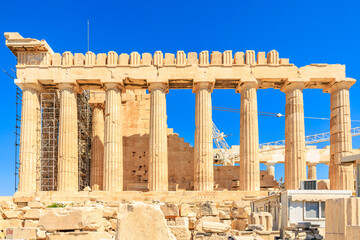 Fototapeta premium The building is a temple with columns and a blue sky in the background, the Acropolis of Athens