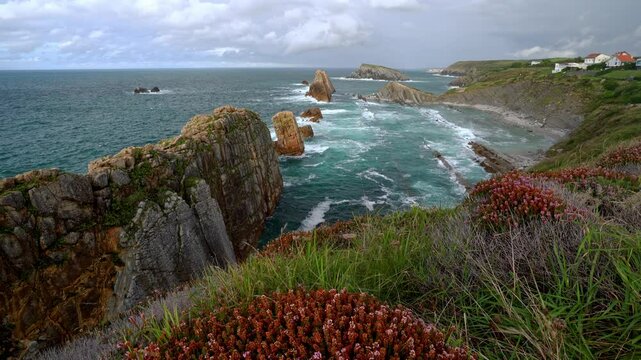 Playa de la Arn&iacute;a, Cantabria: Un paisaje costero de acantilados, rocas y belleza oce&aacute;nica del mar Cant&aacute;brico.