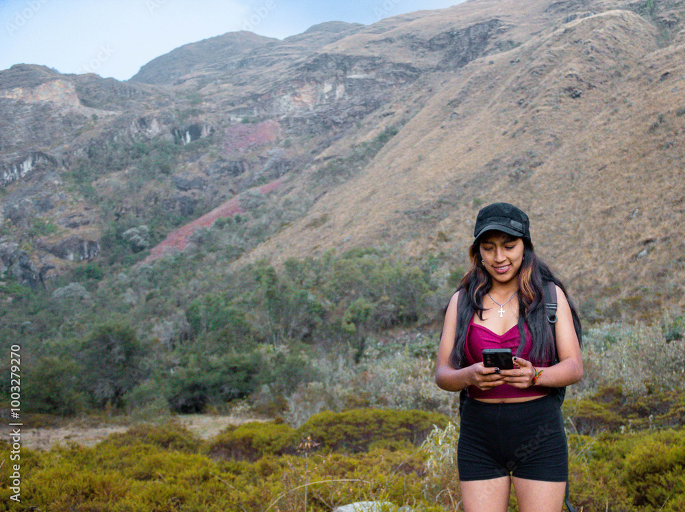 Wall mural atractiva joven turista con short responde a videollamadas al aire libre, chica inteligente se comun