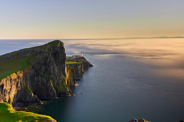 un phare sur l'ile de skye au coucher du soleil