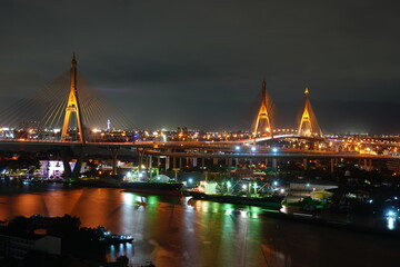 Obraz premium チャオプラヤー川に架かる夜のプミポン橋 Bhumibol Bridge at Chao Phraya river สะพานภูมิพล 1