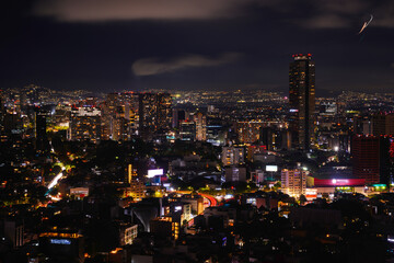 Obraz premium Mexico City Night Skyline, Skyscrapers and Illuminated Buildings in Ciudad de México