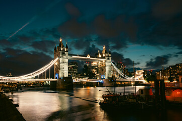 Obraz premium Illuminated Tower Bridge over Thames river at night, London, England, UK