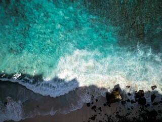 Obraz premium Aerial view of waves on the beach