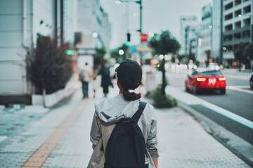 Obraz premium 都市を歩く女性の後ろ姿