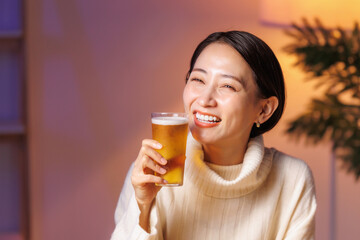 ビールを飲む女性