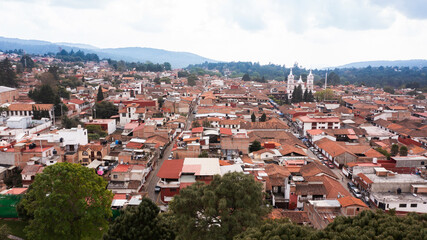 Obraz premium Mazamitla, Jalisco, Mexico - December 23, 2023: Cloudy afternoon sun shines on the historic city center.