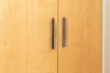 木製の両開き扉に金属製の取っ手