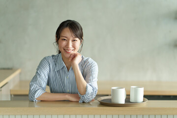 女性　カフェ